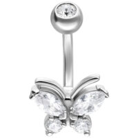 Silbernes Bauchnabelpiercing mit Schmetterling und klaren Kristallen auf weißem Hintergrund