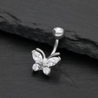 Silbernes Bauchnabelpiercing mit Schmetterling und klaren Kristallen auf schwarzem Hintergrund