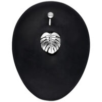 Silbernes Bananabell Piercing mit Monstera Blatt Design auf schwarzem Hintergrund