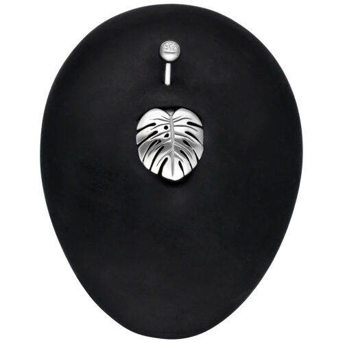 Silbernes Bananabell Piercing mit Monstera Blatt Design auf schwarzem Hintergrund