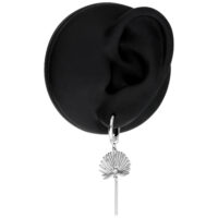 Edelstahl Ohrschmuck mit Muschel-Anhänger Silberner Ohrring mit Muschel-Anhänger an schwarzem Ohrmodell auf weißem Hintergrund