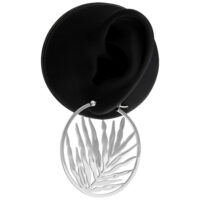 Noble Leaf Hoops in Silber, Chirurgenstahl Silberne Ohrringe mit Blattdesign auf schwarzem Ohrmodell