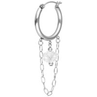 Silberne Stone Hoops mit Kette und Anhänger Silberner Ohrring mit Kette und klarem Kristallanhänger auf weißem Hintergrund