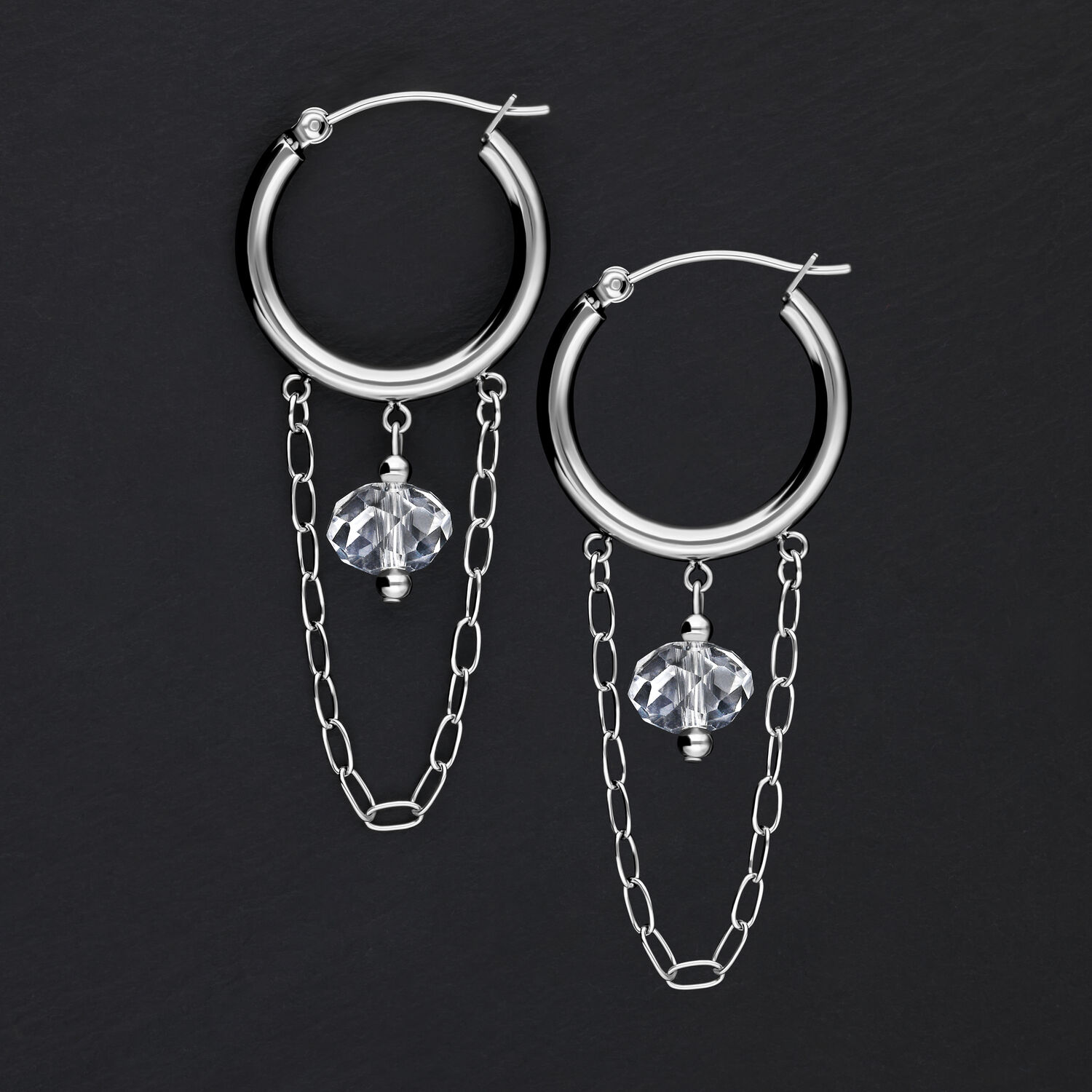 Edgy weiße Stone Hoops mit Ketten Silberne Creolen mit Ketten und Steinen auf schwarzem Hintergrund