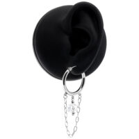 Edgy weiße Stone Hoops mit Kettenanhänger Silberne Hoops-Ohrringe an einem schwarzen Ohrmodell mit Kettenanhänger