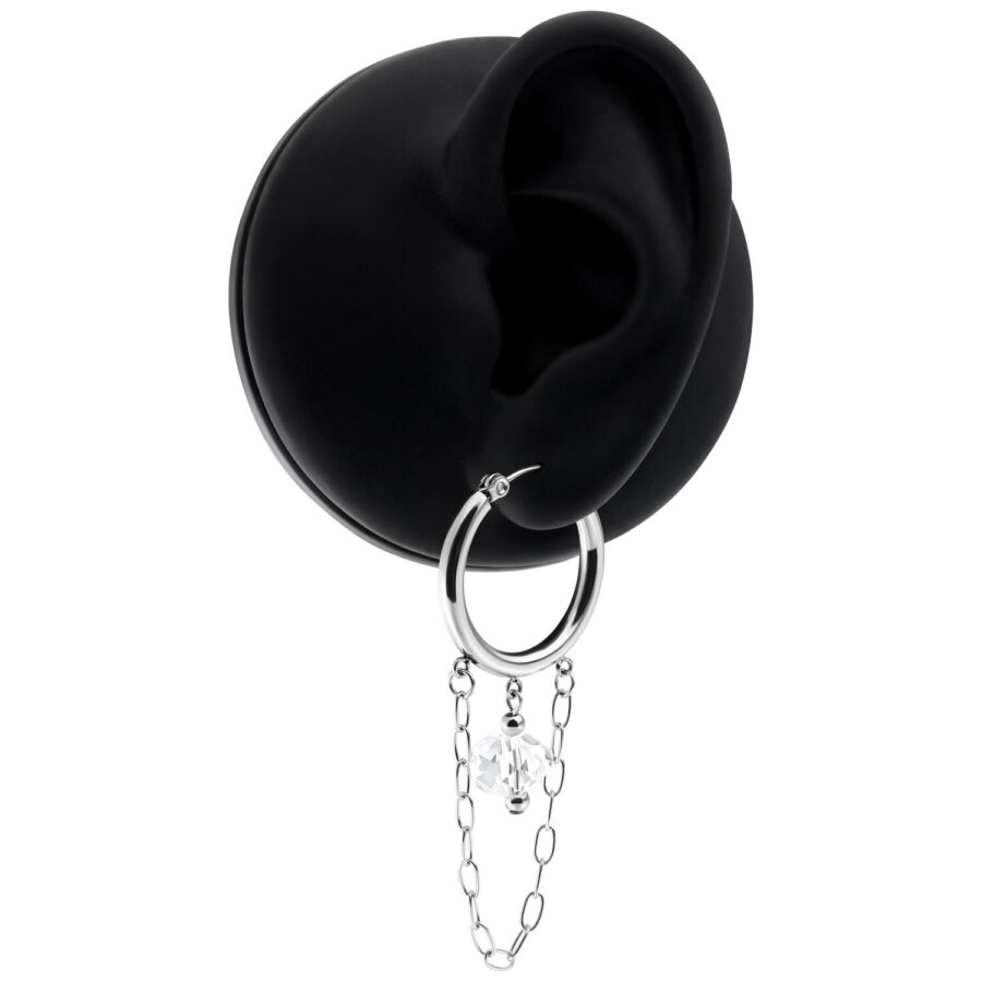 Silberne Hoops-Ohrringe an einem schwarzen Ohrmodell mit Kettenanhänger