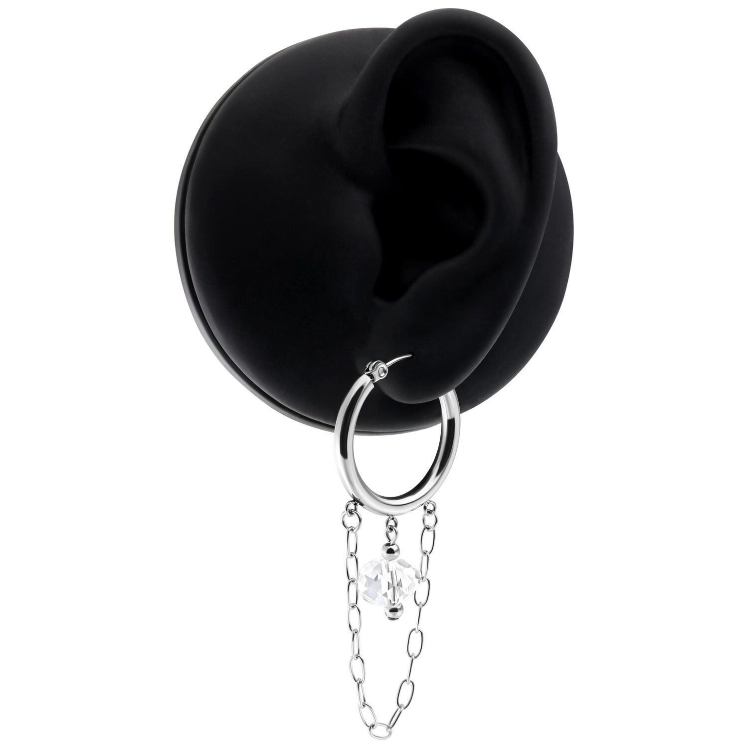 Edgy weiße Stone Hoops mit Kettenanhänger Silberne Hoops-Ohrringe an einem schwarzen Ohrmodell mit Kettenanhänger