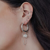Edgy weiße Stone Hoops mit Kette Ohr mit weißem Stone Hoop und Kette aus Edelstahl in Silberoptik