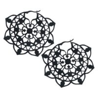 Schwarze Floral Hoops aus Chirurgenstahl Zwei schwarze runde Floral Ohrringe aus Chirurgenstahl auf weißem Hintergrund