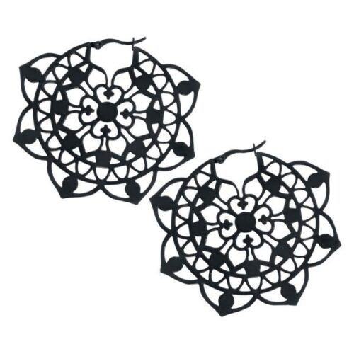 Zwei schwarze runde Floral Ohrringe aus Chirurgenstahl auf weißem Hintergrund
