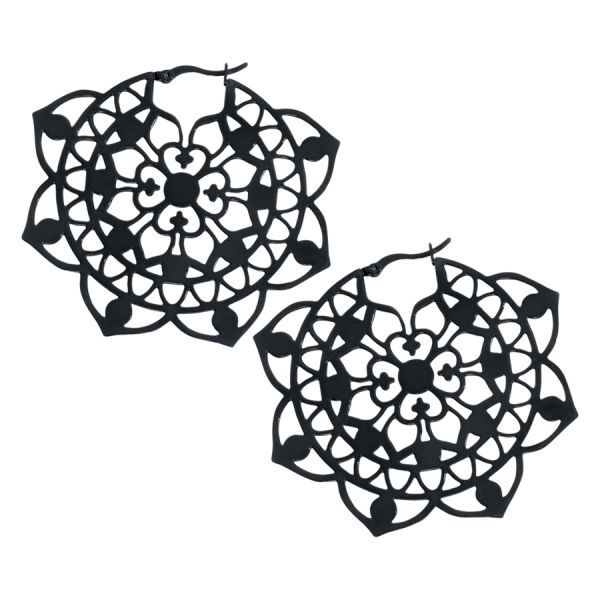 Schwarze Floral Hoops aus Chirurgenstahl Zwei schwarze runde Floral Ohrringe aus Chirurgenstahl auf weißem Hintergrund