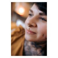 Nahaufnahme einer Person mit Oriental Sun Push-Fit Labret im Nasenpiercing, goldene Farbe