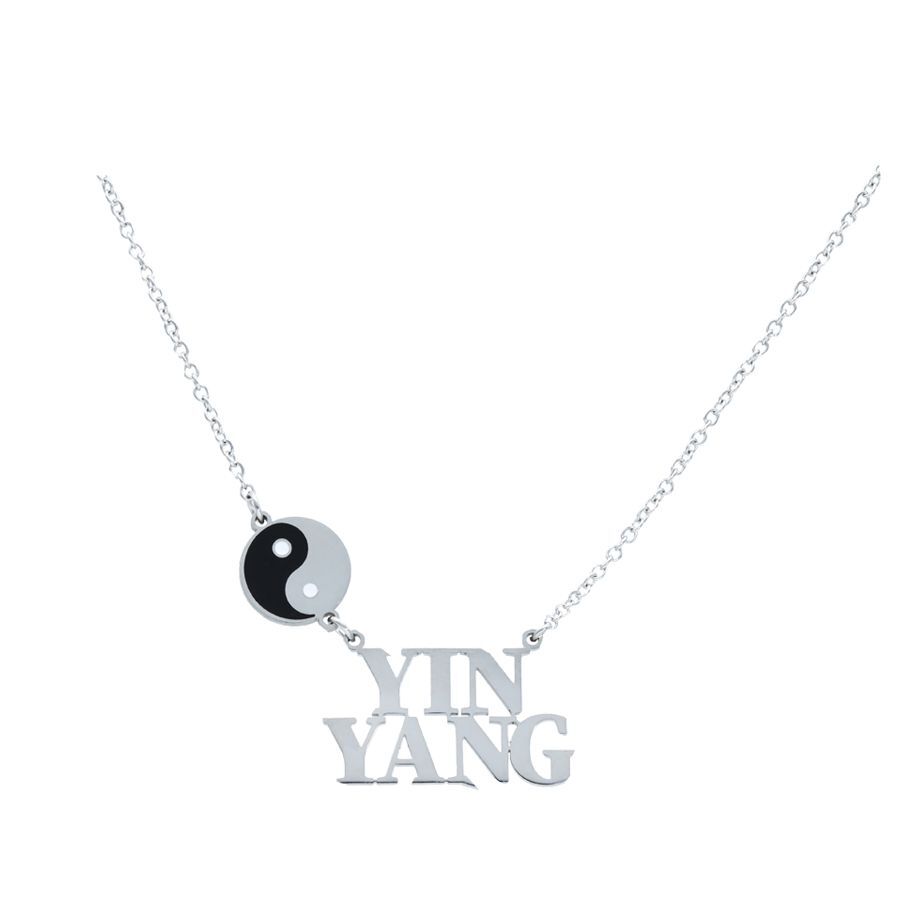 Yin Yang Kette aus Silber mit Anhänger Silberne Yin Yang Kette mit schwarzem und weißem Anhänger auf weißem Hintergrund