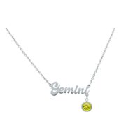 Silberne Kette mit Gemini-Schriftzug und gelbem Kristall auf weißem Hintergrund