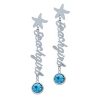 Silberne Ohrstecker mit Beachgirl-Schriftzug und aquamarinfarbenem Kristall auf weißem Hintergrund