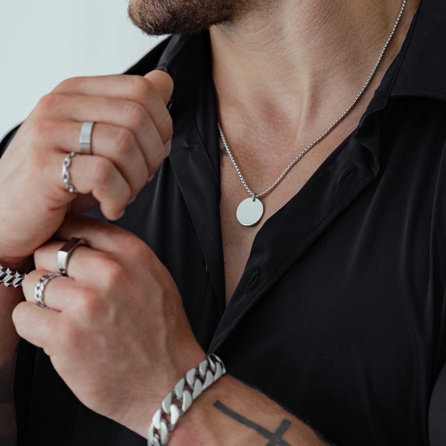 Gravierbare Basic Kette aus Chirurgenstahl Unisex Kette aus Chirurgenstahl, getragen von einer Person in schwarzem Hemd