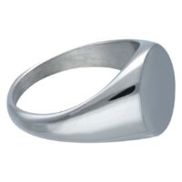 Silberner gravierbarer Basic Ring aus Stahl Silberner Basic Ring aus Chirurgenstahl 316L auf weißem Hintergrund