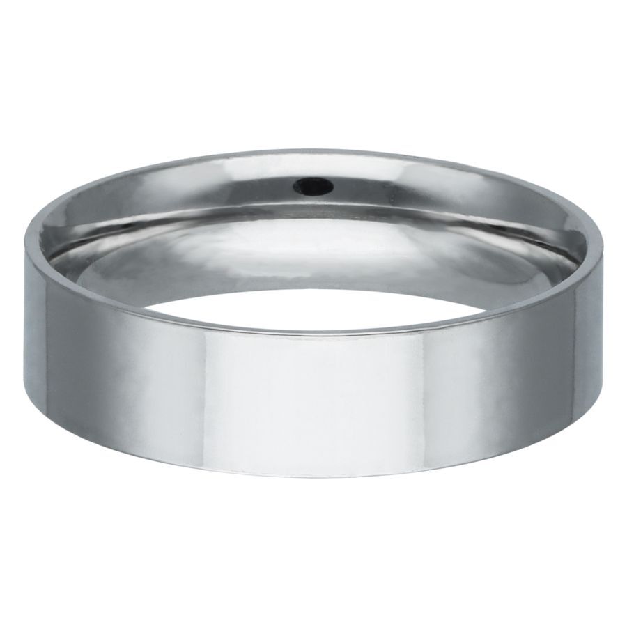 Silberner gravierbarer Basic Ring aus glänzendem Chirurgenstahl auf weißem Hintergrund