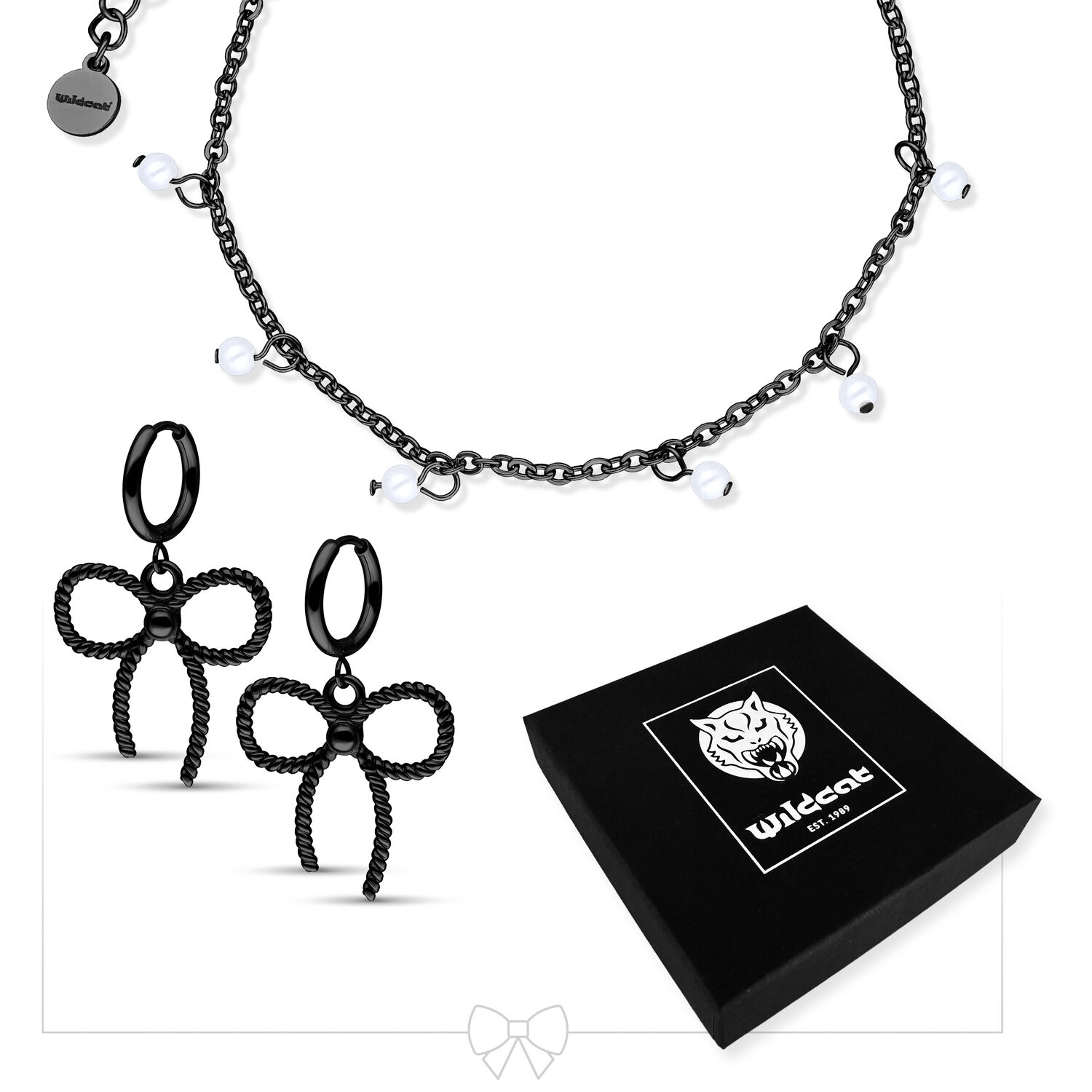 Schwarzes Perlenarmband mit kleinen Perlen und schwarzen Schleifen-Ohrringen auf weißem Hintergrund