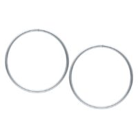 Zwei große silberne Hoops aus Chirurgenstahl auf weißem Hintergrund