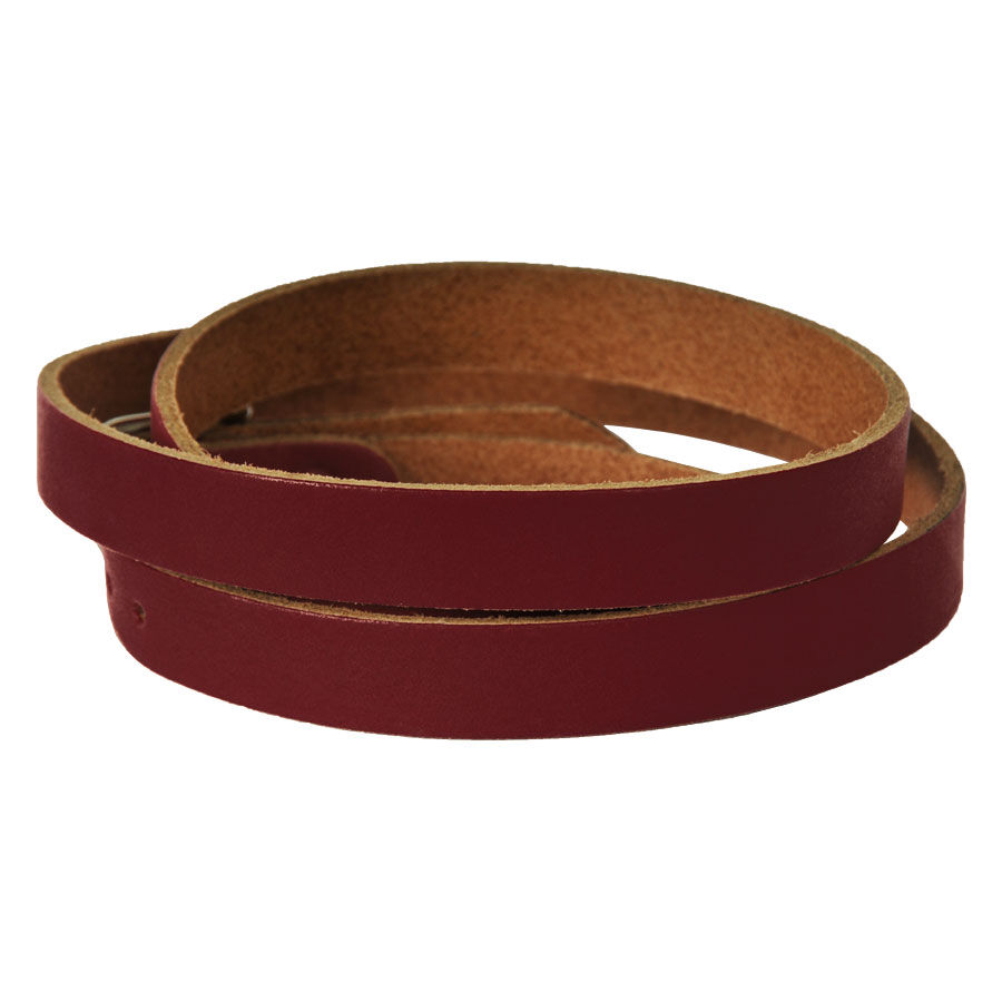 Rotes Lederarmband Big Wrap von Wildcat Rotes Lederarmband in Wickeloptik auf weißem Hintergrund