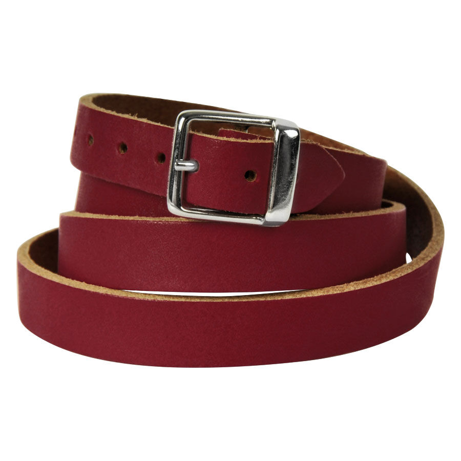 Wildcat Lederarmband in Rot mit Metallschließe Rotes Lederarmband von Wildcat, aufgerollt mit silberner Metallschließe, auf weißem Hintergrund