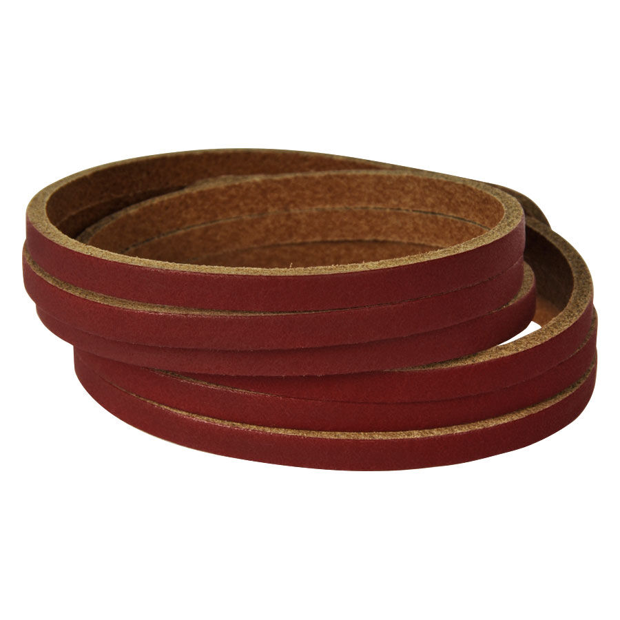 Unisex Lederarmband in Rot von Wildcat Dreifach gewickeltes rotes Lederarmband auf weißem Hintergrund