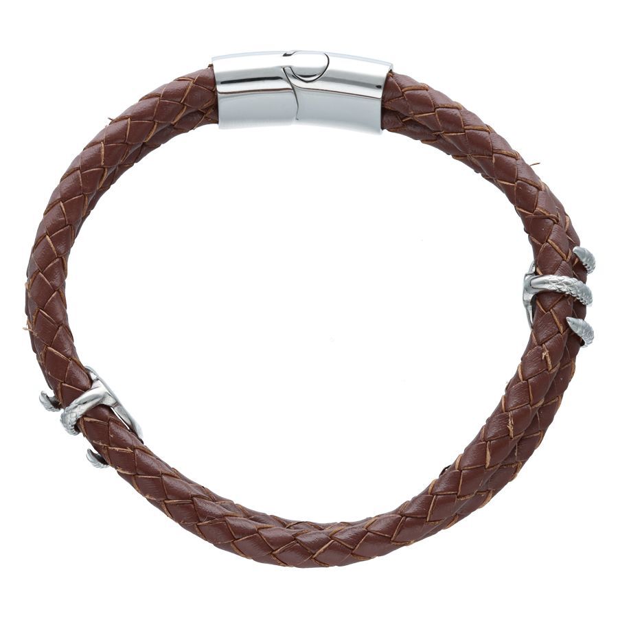 Braunes Kunstlederarmband mit silbernem Verschluss Geflochtenes braunes Kunstlederarmband mit silbernem Magnetverschluss auf weißem Hintergrund