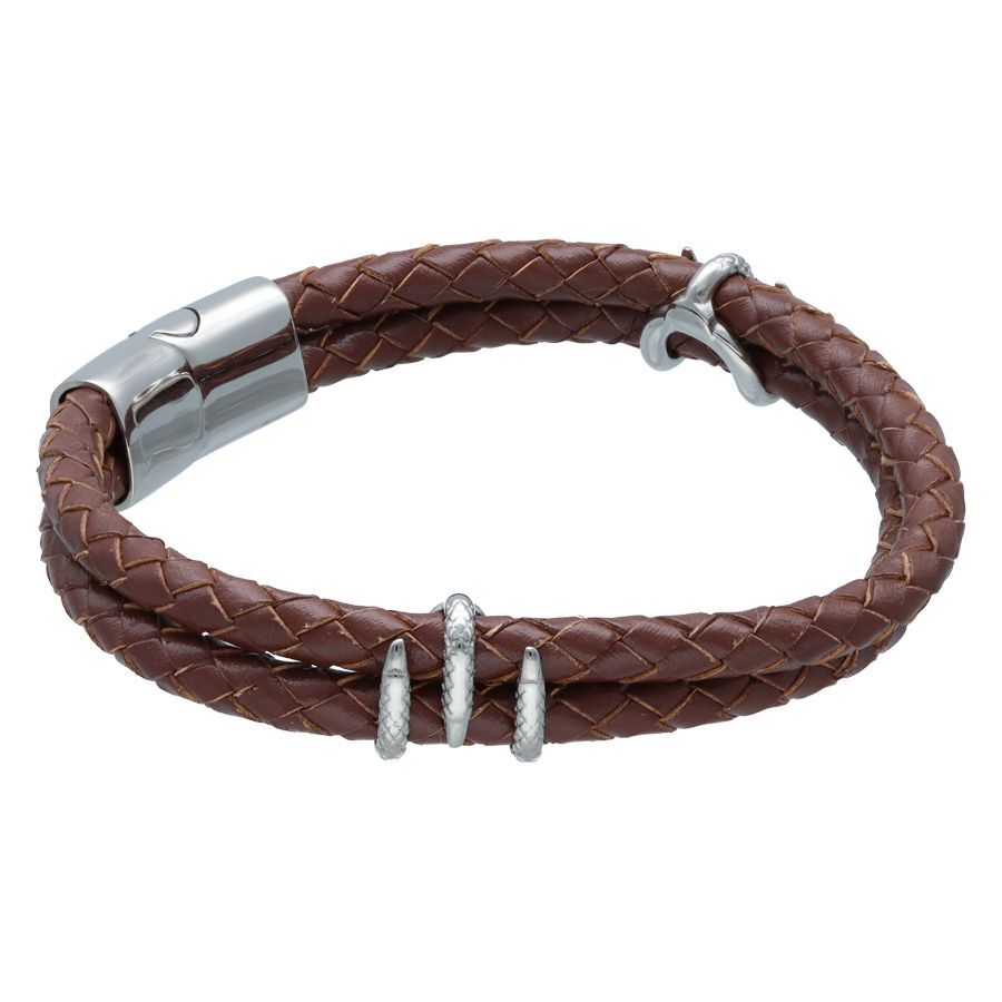 Braunes Kunstlederarmband mit Metallschließe Braunes geflochtenes Kunstlederarmband mit silberner Metallschließe auf weißem Hintergrund