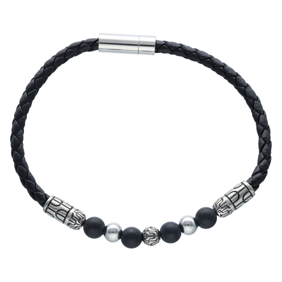 Unisex Armband aus schwarzem Kunstleder mit silbernen Metallperlen auf weißem Hintergrund