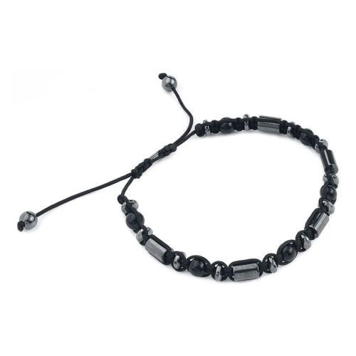 Schwarzes Nylonarmband mit schwarzen Steinen auf weißem Hintergrund