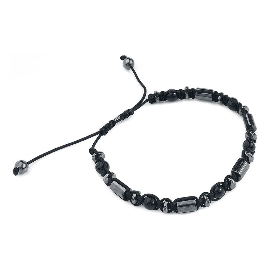 Schwarzes Nylonarmband mit schwarzen Steinen auf weißem Hintergrund