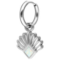 Opal-Ohrringe aus Edelstahl mit Klappverschluss Silberne Edelstahl-Ohrringe mit Opal-Design auf weißem Hintergrund