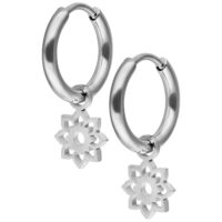 Mini Flower Hoops in Silber, Hochglanzpoliert Silberne Mini-Ohrringe mit Blumenanhänger auf weißem Hintergrund