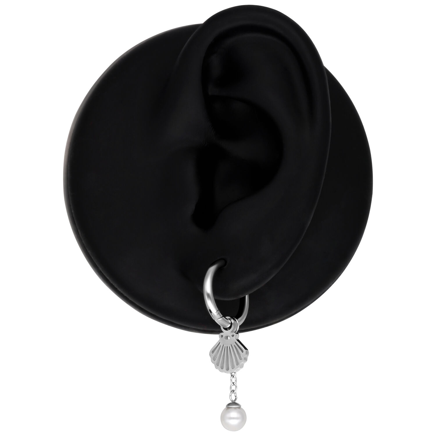 Silberne Ohrringe mit Muscheldesign und Perle Silberne Hängeohrringe mit Muscheldesign und Perle an schwarzem Präsentationsständer