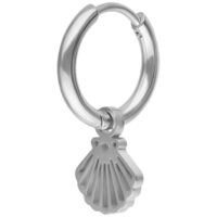 Silberner Creole Ohrring mit muschelförmigem Anhänger auf weißem Hintergrund