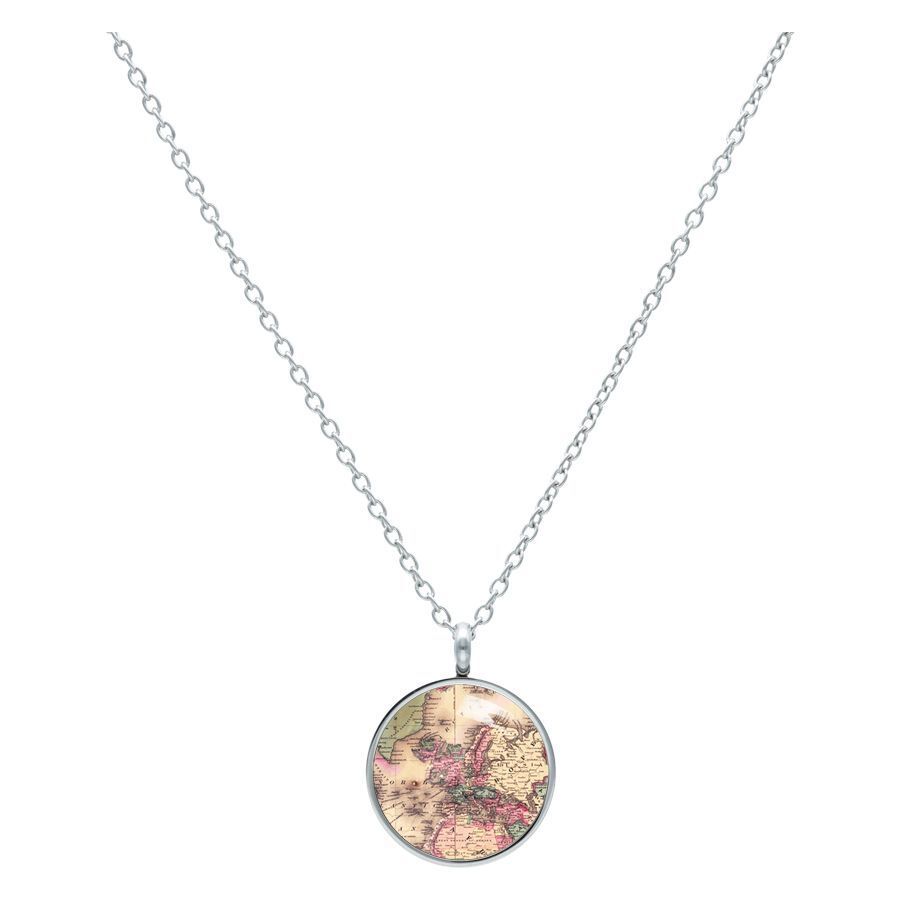 Silberne Kette mit rundem Anhänger und Landkartenmotiv auf weißem Hintergrund