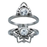 Silberner Ring mit Kristall und filigranem Design Silberner Fingerring aus Chirurgenstahl mit klaren Kristallen auf weißem Hintergrund