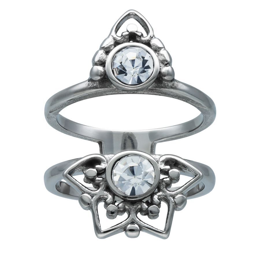Silberner Ring mit Kristall und filigranem Design Silberner Fingerring aus Chirurgenstahl mit klaren Kristallen auf weißem Hintergrund