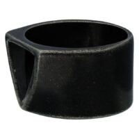 Vintage Schwarzer Dreiecksring aus Stahl Schwarzer Chirurgenstahlring mit dreieckiger Form auf weißem Hintergrund