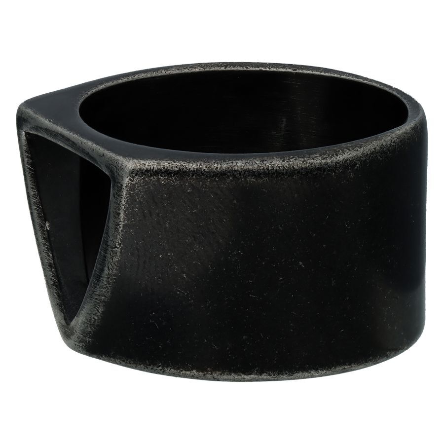 Vintage Schwarzer Dreiecksring aus Stahl Schwarzer Chirurgenstahlring mit dreieckiger Form auf weißem Hintergrund