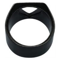 Vintage Schwarzer Dreieckring aus Chirurgenstahl Schwarzer Ring mit dreieckigem Design auf weißem Hintergrund