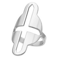 Silberner Ring mit großem Kreuzmuster auf weißem Hintergrund