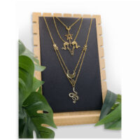 Schwarzer Schmuck-Display für Ketten Schwarzer Displayständer mit drei goldenen Ketten auf Holzrahmen