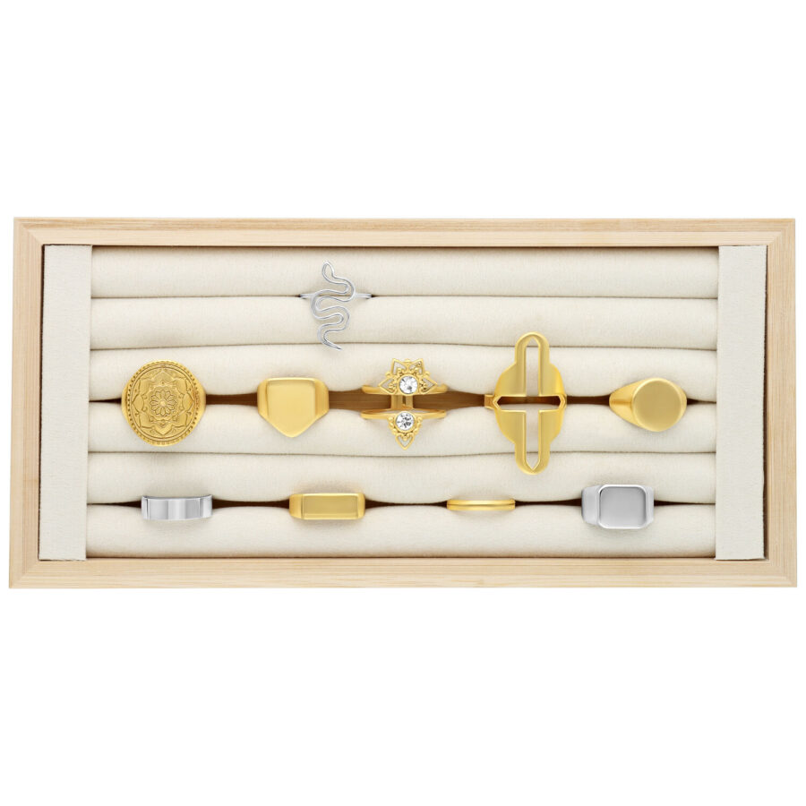 Schwarzer Ring Display aus Holz mit mehreren Ringen auf beigem Hintergrund