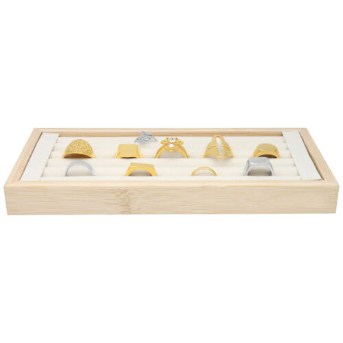 Schwarzes Ring Display mit mehreren Ringen auf Holztablett