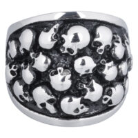 Silberner Fingerring aus Chirurgenstahl mit Totenkopf-Design auf weißem Hintergrund