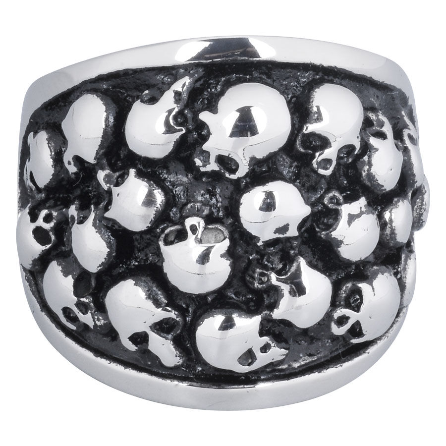 Silberner Fingerring aus Chirurgenstahl mit Totenkopf-Design auf weißem Hintergrund