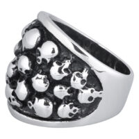 Silberner Fingerring mit Totenkopf-Design aus Chirurgenstahl 316L auf weißem Hintergrund