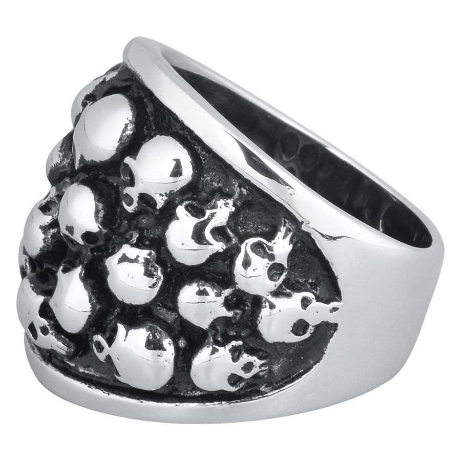 Silberner Fingerring mit Totenkopf-Design aus Chirurgenstahl 316L auf weißem Hintergrund